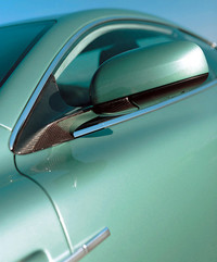 ボンネットやフロントフェンダーなどボディの外板にはカーボンファイバーを使用して軽量化を図っている。塗装品質のために特殊なエポキシ樹脂を塗って平滑に仕上げた部分と、織り目にまで配慮して美しい地肌をそのまま見せた部分との組み合わせが伊達だ。