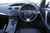 マイナーチェンジでは、メーター類の文字色を白に統一したほか、コンソールパネルの色を変えるなど、インテリアの変更は最低限にとどめられた。