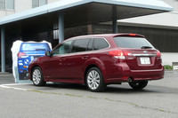 今にもぶつかりそうな距離で止まったテスト車。一時的に停車した状態を保つが、数秒後にブレーキが自動的に解除されるので、注意が必要だ。