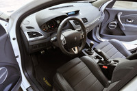 今回導入されたのは、ワゴン版「メガーヌ」の中でも最もスポーティーな「エステートGT」。ハンドル位置は左のみ。トランスミッションは6段MTに限定される。