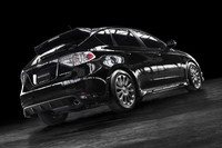 ハイパフォーマンスモデル「インプレッサWRX STI」を思わせる、「1.5i-S Limited」のエクステリア。エアインテークのないボンネットや片出しのマフラーエンドが、実はマイルドなグレードである証拠。