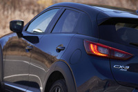 「CX-3」のCピラーはブラックアウトされているため、ボディーカラーによってはルーフ後端が浮いているように見える。