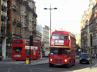 ナイツブリッジで。伝統のモデル「AECルートマスター」の元気な姿を見るたびホッとする。（写真右）