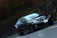 ブレーキの仕様はベース車と共通。キャリパーは前が6ピストン、後ろが4ピストンで、それぞれ360ｍｍ、345ｍｍのドリルド・ベンチレーテッドディスクと組み合わされる。