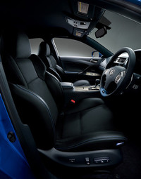 インテリアの様子。写真のシートは、オプションのアルカンターラ表皮のもの。