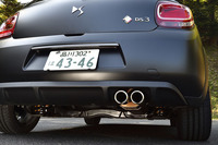 2本出しのクロームエキゾーストエンドが後ろ姿をスポーティーに演出する。