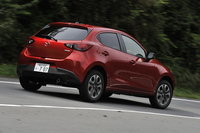 電動パワーステアリングのギア比は先代型の15.0から14.8に速められている。写真は「XDツーリング Lパッケージ」。