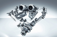 4リッターV8ツインターボエンジンでは、2基のターボチャージャーがVバンクの内側に配置する「ホットインサイドV」レイアウトを採用されている。
    