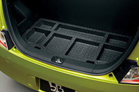 ラゲッジスペースの下には、デッキアンダーボックスを設けた。