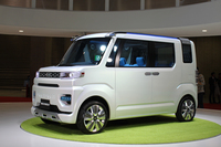 市販モデルの「タント」よりも高い車高が特徴的な、スーパーハイトワゴンのコンセプトカー「DECA DECA（デカ デカ）」。
    