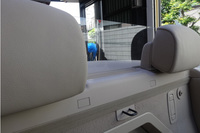 ノコで切って両面テープでリアヘッドレストに固定。