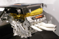 エンジンは、昨シーズンのフォーミュラニッポンのマシンに搭載された「HR09E」ユニットを熟成。水冷V8エンジンは「ホンダミュージック」といえる甲高いエグゾーストサウンドを奏でる。