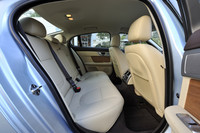 3人掛けのリアシートは6：4分割可倒式。