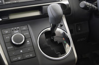 7段スポーツシーケンシャルシフトマチック付きのCVT。上級グレードには、ステアリングから操作できるパドルシフトが標準装備される。