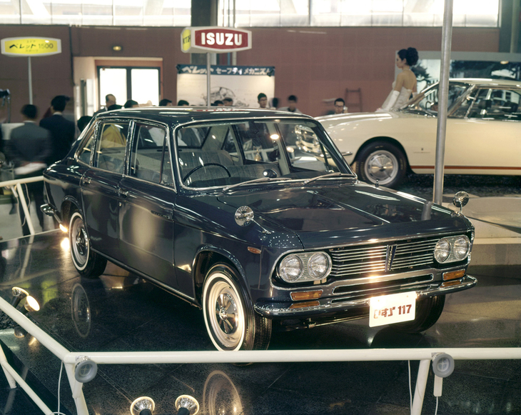 1966年秋の東京モーターショーでベールを脱いだ「いすゞ117」。ギアがデザインした「フローリアン」のプロトタイプだが、担当はジウジアーロではなく、前任者のフィリッポ・サピーノ。後方に「117クーペ」のプロトタイプ2号車が見える。