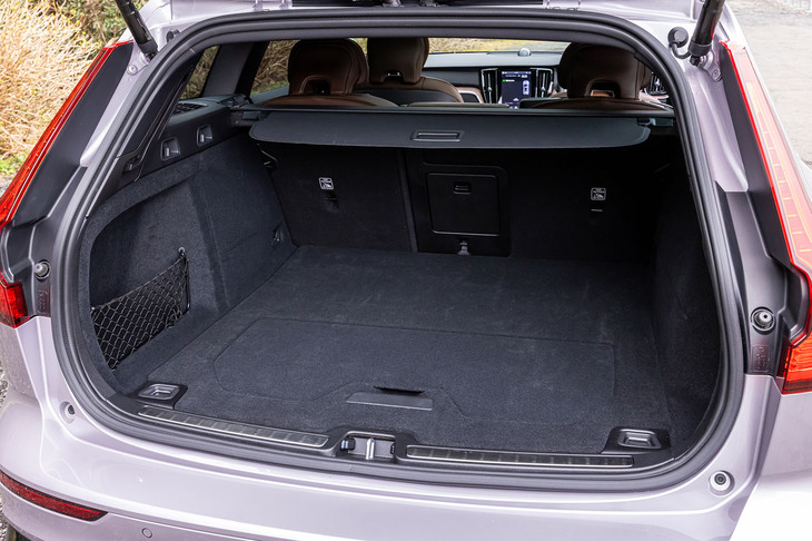 「V60」の荷室容量は519リッター。背もたれをすべて前に倒すと、荷室容量を1407リッターに拡大できる。荷室床下には買い物バッグなどを固定できるグロサリーバッグホルダーや、足の動きでリアゲートの開閉が行えるパワーテールゲートも標準で装備される。
