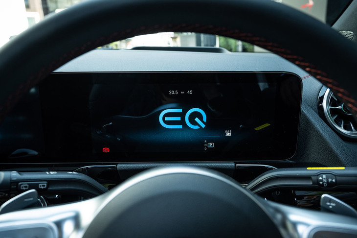 メルセデス・ベンツEQA250（デジタルメーター）