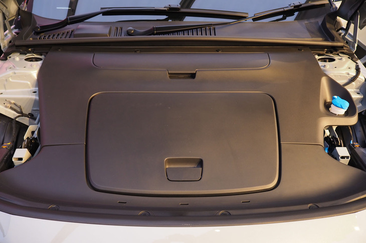 ボルボEX30クロスカントリー（用品装着車の前部荷室）