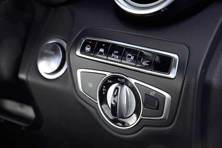 「GLC」にはアクティブレーンキーピングアシストやステアリングアシスト付きアダプティブクルーズコントロールなどからなる運転支援システム「レーダーセーフティパッケージ」が標準装備される。