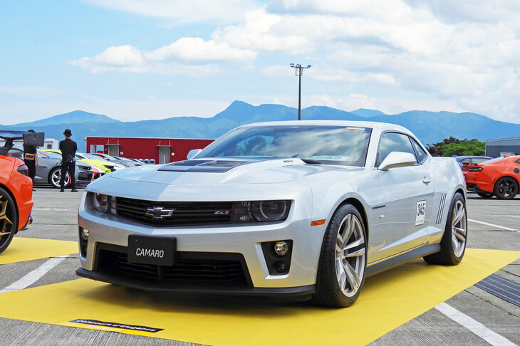 こちらは、今回新設された「メディア投票部門」の受賞車。2015年型の「シボレー・カマロZL1」だ。