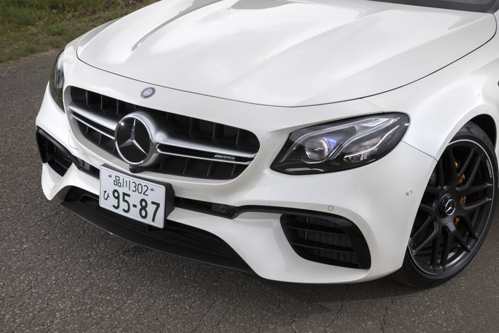 Aピラーより前方のフロント部分は、ノーマルの「Eクラス」とは異なる専用デザインになっている。