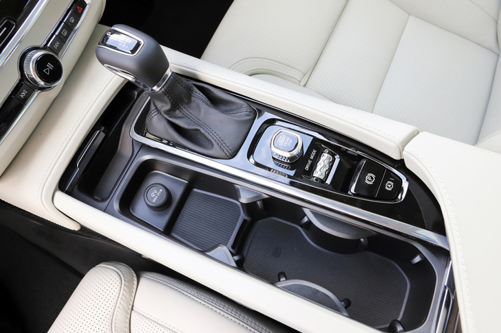 トランスミッションは、アイシン・エィ・ダブリュ製の8段ATのみ。シフトレバー周辺には、エンジンの始動スイッチやドライブモードのセレクターが配される。