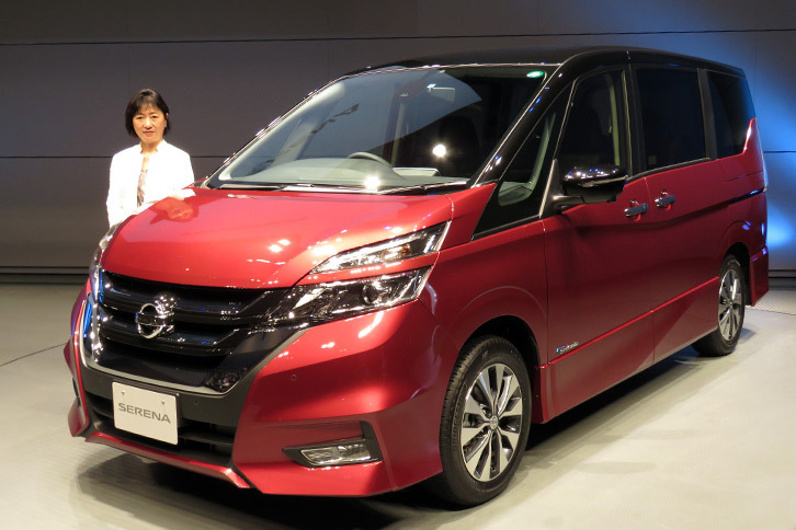 新型「日産セレナ」と、星野朝子専務執行役員。