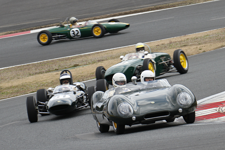 1957年製の「11」を先頭にデモランを行う、ヒストリックミュージアムの展示車両。