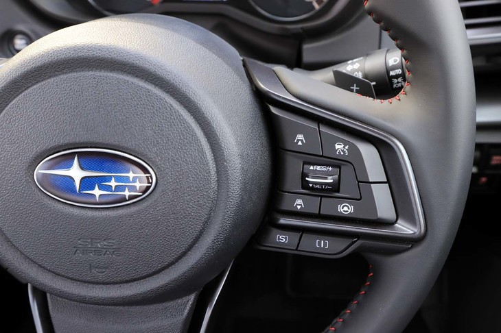 ステアリングの右スポークに備わったACCと車線維持支援システムの操作スイッチ。