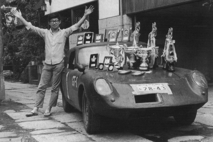 日本におけるモータースポーツ黎明（れいめい）期に活躍した、レーシングドライバーの浮谷東次郎。一緒に映っているのは「ホンダS600」を競技向けに改造したもので、黒い塗装から“カラス”の愛称で親しまれた。