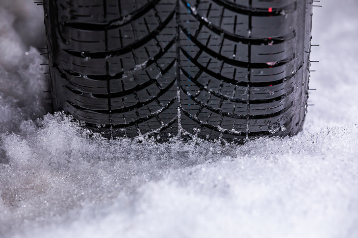 特徴的なV字型のトレッドパターンが雪をがっしりとつかみ、走りだしからしっかりとグリップを確保。接地時には大型サイプが広がり、より多くの雪を排出する。