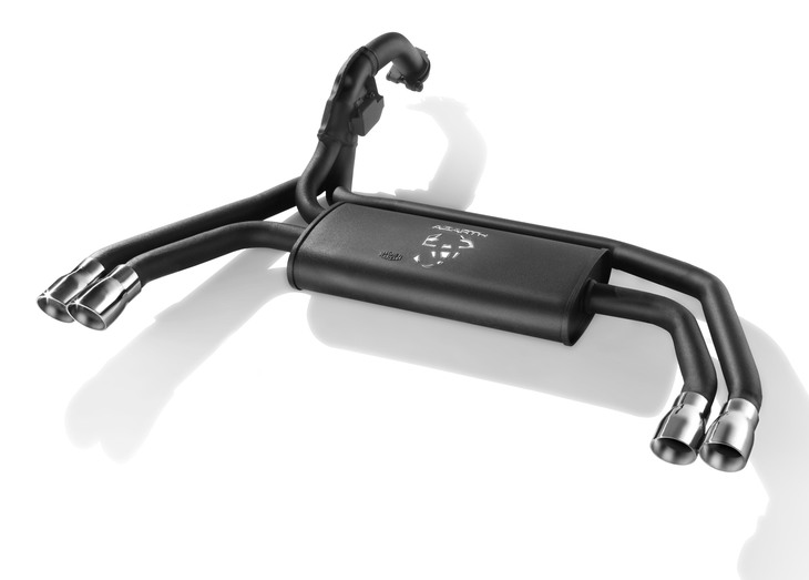 現代の「アバルト595／695」に装着される、ハイパフォーマンスエキゾーストシステム「レコードモンツァ」。性能や音質もさることながら、見た目の美しさにアバルトならではのこだわりが見られる。