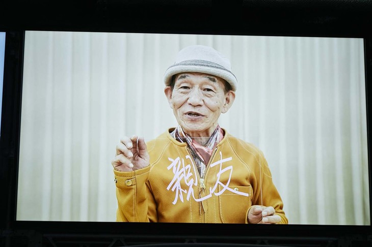 ポルシェ70周年ムービーには70人の著名人が登場し、メッセージを発信した。写真は笹野高史さんのメッセージシーン。笹野さんはポルシェを“親友”だと紹介し、「私の怒った声も泣いた声もみんなポルシェは聞いています」と語った。