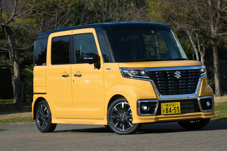 この手の軽乗用車ではお約束の「カスタム」もラインナップ。モデルやエンジンの仕様を問わず、パワーユニットにはマイルドハイブリッド機構が組み合わされている。
