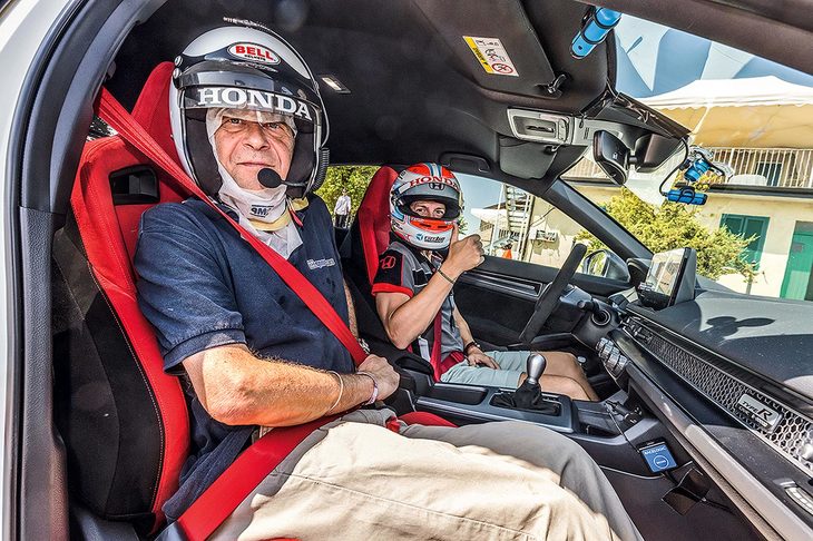 「シビック タイプR」がニュルブルクリンクで最速のフロントスクラッチャーになるという大きな野望を持っていることは、助手席からでも十分に感じ取れた。