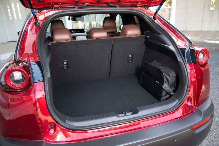 荷室の容量はBOSEのサウンドシステムを標準装備する「ハイエストセット」が341リッターで、その他グレードが366リッター。マイルドハイブリッドモデルは全車400リッター