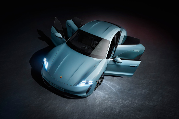 サッシュレスの4ドアデザインが採用されたポルシェ初のEV「タイカン」シリーズ。