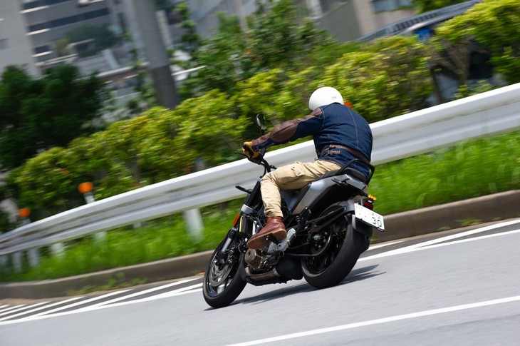 「スヴァルトピレン250」にはボッシュ製のABSが標準装備されている。