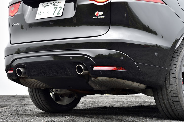 「ブラックパックS」を選択すると、バンパーとディフューザー部もブラックになり、リアビューがぐっと引き締まる。