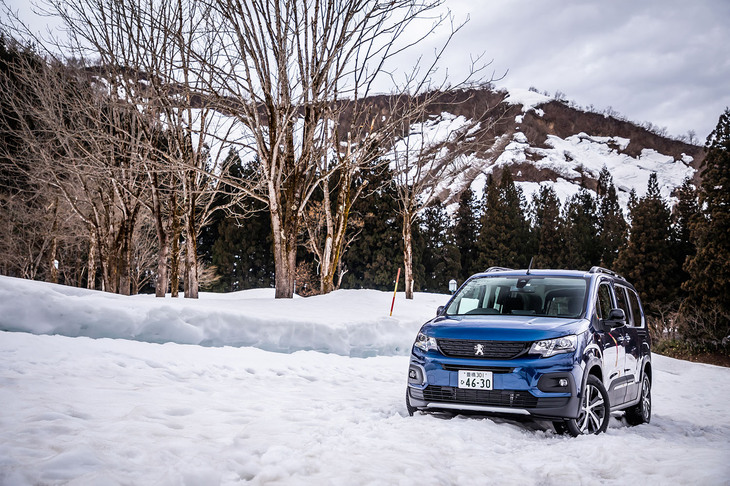 山道を進むと、除雪されていない深さのある雪道に差しかかった。しかし、そんな雪上も「ベクター4シーズンズGEN-3」を履いた「リフター ロングGT」で難なく走破することができた。