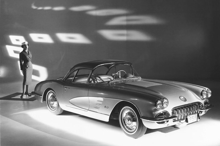 「LA1」のモチーフとされる1958年の「シボレー・コルベット」。1954年のデビュー時にはヘッドランプは丸型2灯式であった。