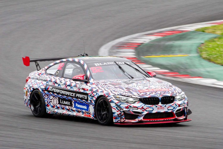 現役のマシンで富士スピードウェイのレーシングコースを同乗体験できる「RACING CAR TAXI.」は、当日抽選で参加者を決めるという方式を採用。もちろん、競争率の高い抽選会となった。見事プラチナチケットを手に入れた当選者は、迫力の走行を体感していた。（写真は「M4 GT4」）