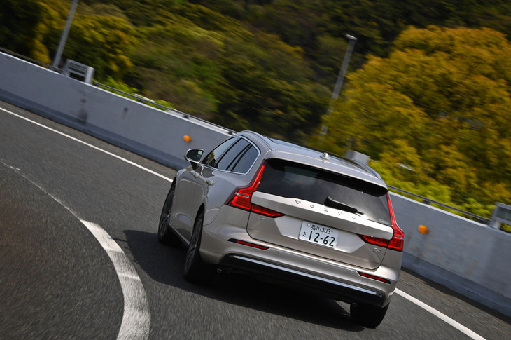 「V60」のエクステリアカラーは今回の試乗車の「ブライトダスクメタリック」を含む全9色から、インテリアは同じく「アンバーチャコール／チャコール」を含む全5色から、それぞれ選択できる。