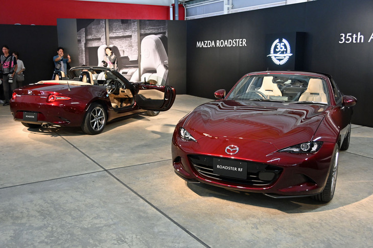 2024年10月19日に「MAZDA FAN FESTA（マツダファンフェスタ）2024 at FUJI SPEEDWAY」でお披露目された「マツダ・ロードスター35周年記念車」。詳細は記事の後半で。