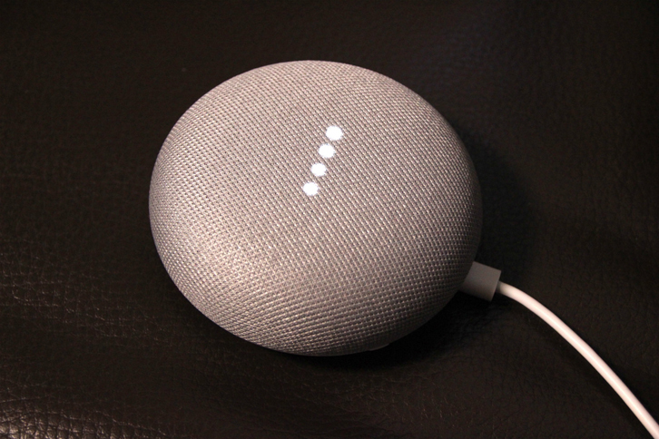 Google Home Miniは手のひらサイズである。本体左右をタップすることで音量調節できる。だが、掃除などで場所を移すたびに反応してしまうのは、ちょっと不便。