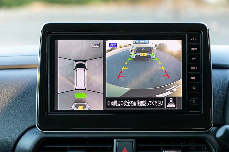 タフなイメージが演出される一方で、運転支援系の機能もしっかり盛り込まれている。写真は、上から見たように車両周辺の様子を映し出せる「マルチアラウンドモニター」の表示画面。