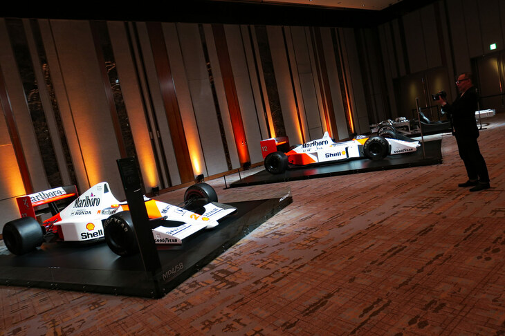 「マクラーレンMP4/5B」（写真向かって左）と「MP4/4」（同右）。