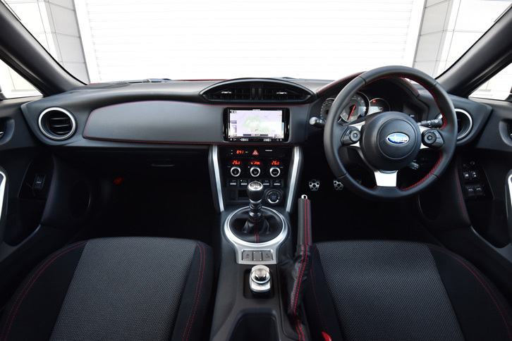 「BRZ S」のインストゥルメントパネルまわり。