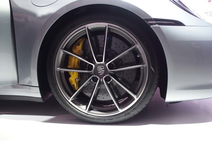 前20インチ、後ろ21インチの大径ホイールを標準装備。展示車両には前245/35ZR20、後ろ305/30ZR21サイズの「グッドイヤー・イーグル アシメトリック3」タイヤが装着されていた。