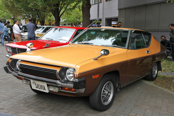 1978年「日産シルビアLS」。S10の型式名を持つ2代目シルビア。そもそも日産で開発していたロータリーエンジン搭載車として企画されたが、ロータリー開発が中止されたため、レシプロエンジン搭載のスペシャルティーカーとして世に出たモデル。